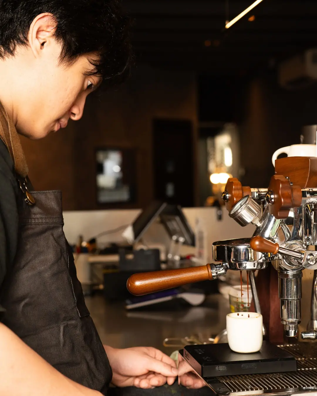 Barista making an espresso and coffee at To;asta.